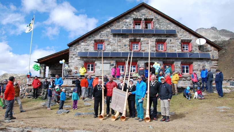 Mitglieder beider SAC Sektionen feiern gemeinsam auf der Grialetsch-Hütte.