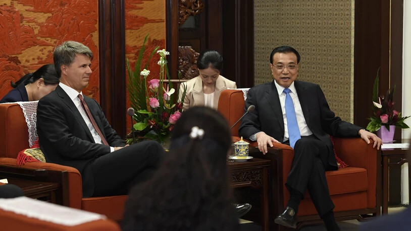 Die Konzernführung des deutschen Autobauers BMW hat sich am Donnerstag mit dem chinesischen Premier Li Keqiang (rechts) in Peking getroffen.