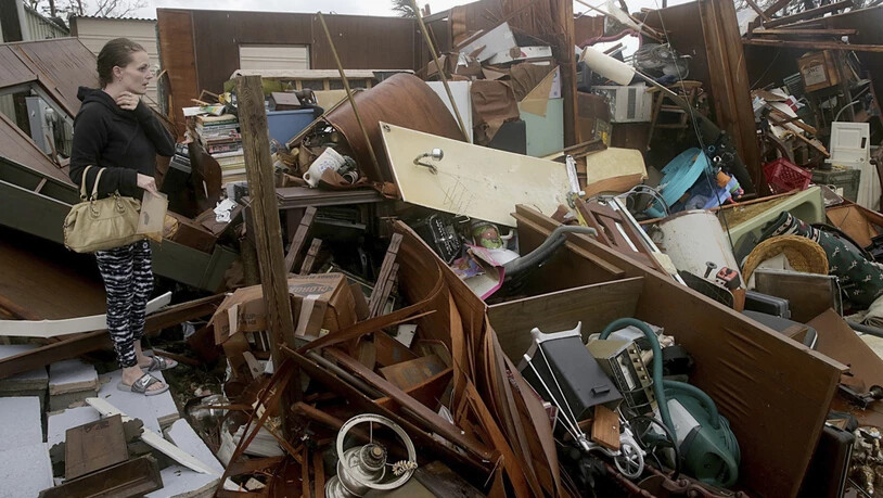 Nach dem Durchzug von Hurrikan "Michael" in Florida steht eine Frau in den Trümmern ihres Hauses in Panama City.