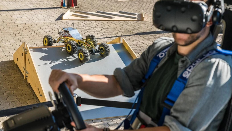 Im Drohnen-Funpark an der HSR konnten Besucherinnen und Besucher selbst Drohnen durch einen kleinen Hindernisparcour steuern.