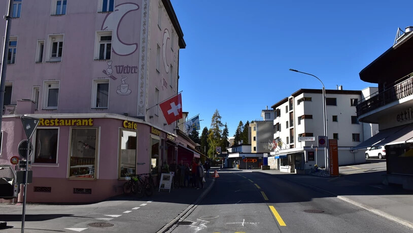 In Davos Dorf kam es am Samstag zu einer Kollision zwischen einem Auto- und einem Velofahrer. 