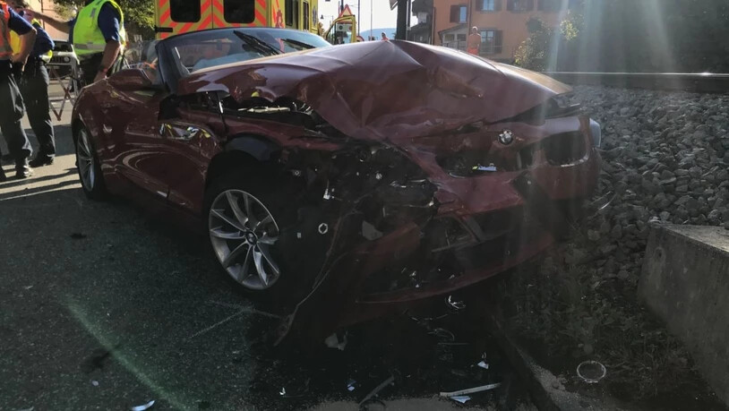 Bei einer Kollision zweier Fahrzeuge sind am Freitagnachmittag in Hölstein BL drei Menschen verletzt worden. Sie mussten alle hospitalisiert werden. An den Fahrzeugen entstand Totalschaden.
