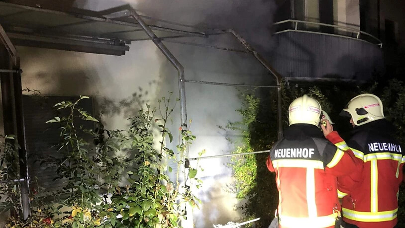 In einem Mehrfamilienhaus im aargauischen Neuenhof ist am Freitagabend ein Brand ausgebrochen. Die Feuerwehr musste das Haus evakuieren. Zwei Bewohner wurden zur Untersuchung ins Spital gebracht.