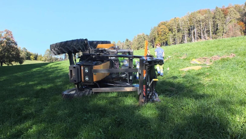 Am Freitag hat sich im st.gallischen Kirchberg ein Traktor überschlagen.