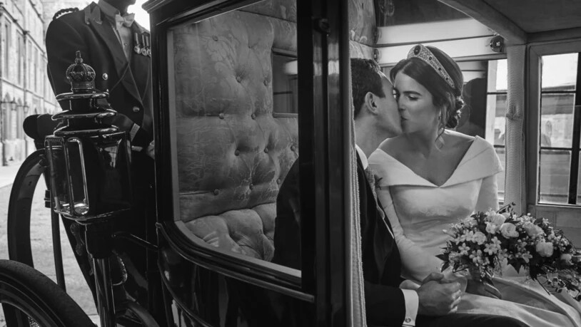 Kuss in der Kutsche: Eines der vier offiziellen Hochzeitsfotos von Prinzessin Eugenie und Jack Brooksbank.