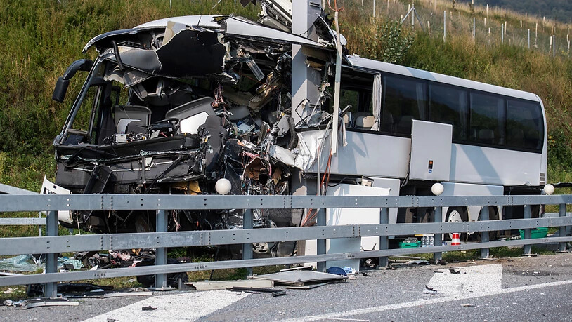 Auf der A2 bei Sigirino, wenige Kilometer nördlich von Lugano, in einen Pfosten geprallt: Eine Frau stirbt, 14 weitere Menschen werden verletzt.