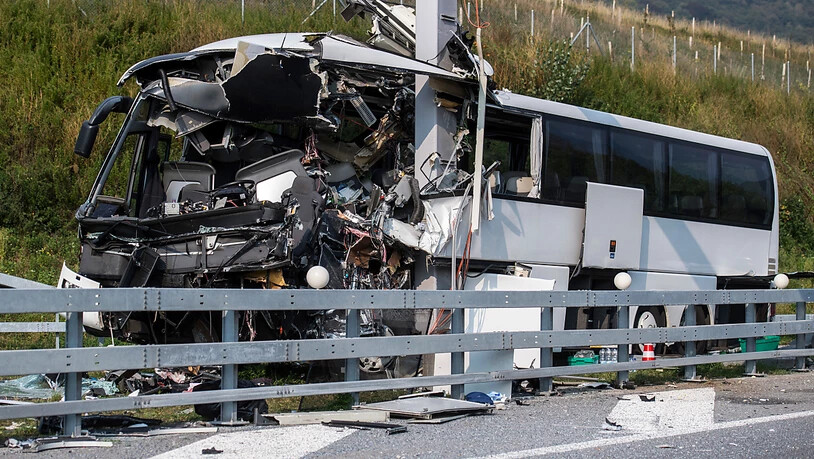 Beim schweren Unfall eines deutschen Reisecars am Sonntagmorgen im Tessin ist eine 27-jährige Frau gestorben. Nun wurde ein technisches Gutachten angefordert, um die Unfallursache zu klären.