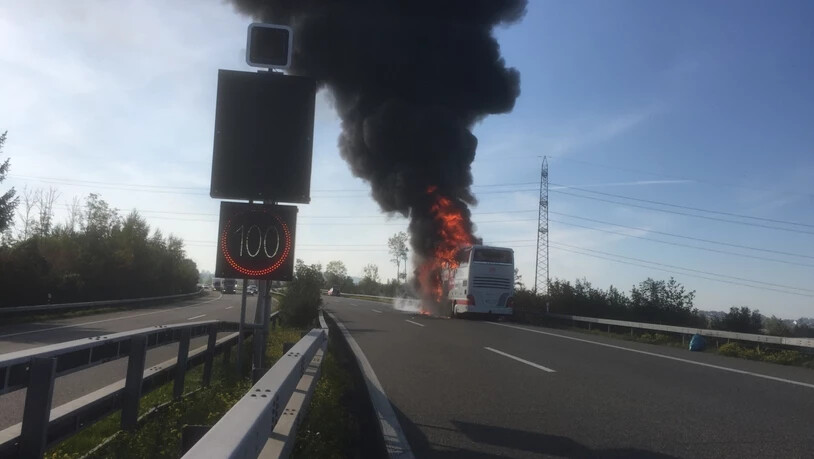 Als der Car auf der A1 bei Mörschwil SG in Vollbrand geriet, hatten sich Fahrer und Passagiere bereits in Sicherheit gebracht. (Kantonspolizei St. Gallen)