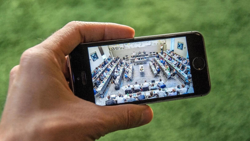 Politik überall im Blick: Die Debatten im Bündner Grossen Rat können zukünftig  auf dem Smartphone live mitverfolgt werden.