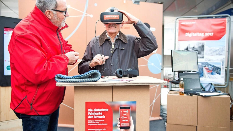 In die digitale Welt eintauchen: Am letztjährigen Digitaltag konnten Besucher mit einer  Brille die virtuelle Realität erleben.