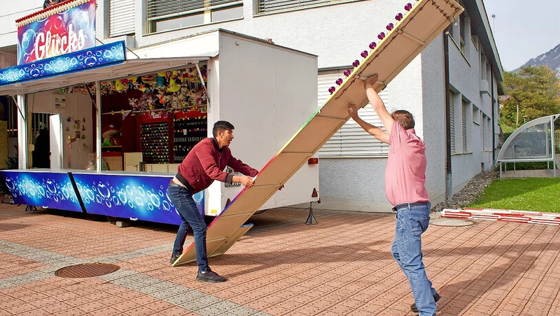 Kurt Meier (rechts) stellt mit einem Mitarbeiter den Schiessstand auf.