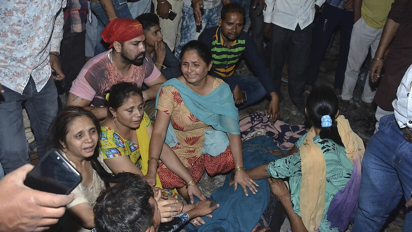 Angehörige von Opfern des Zugtragödie bei Amritsar im indischen Bundesstaat Punjab sind fassungslos.