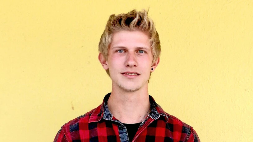 Jannik Feldberger. Der Glarner Musiker freut sich, dass er auf Facebook entdeckt wurde.