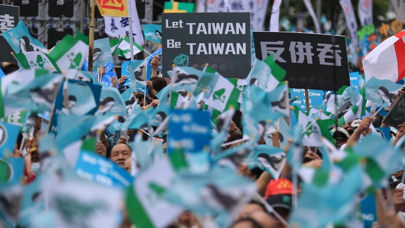 In Taipeh haben am Samstag Zehntausende gegen den Druck der kommunistischen Führung in Peking auf die demokratische Inselrepublik demonstriert. Auf Bannern stan "Sag Nein zu China" oder "Keine Schikane mehr".