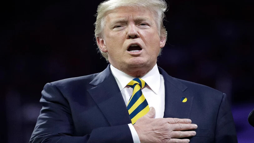 Bindet sich der US-Präsident Donald J. Trump bald die blau-gelbe Kravatte?