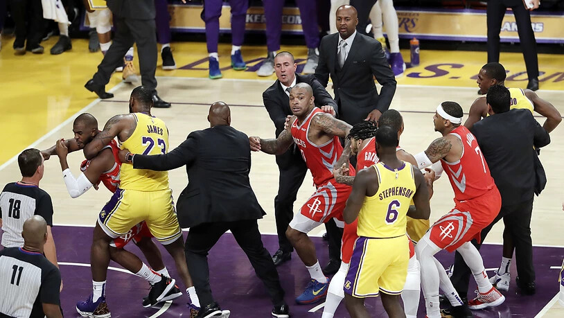 Eine Schlägerei kurz vor Spielende entschied die Partie zwischen den Los Angeles Lakers und den Houston Rockets