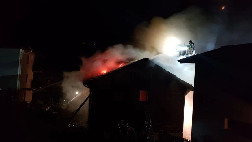 Kampf gegen die Flammen in Visperterminen: Eine Person kam in dem Haus ums Leben.