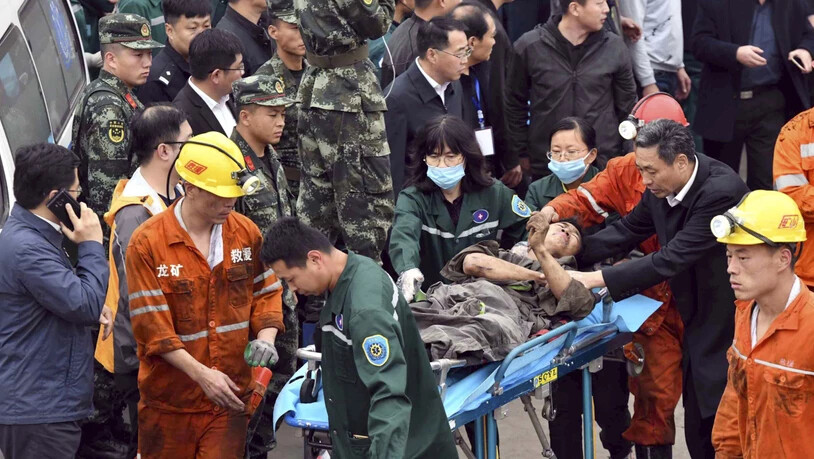 Nach einem Grubenunglück in China konnte ein Kumpel lebend gerettet werden. Zwei Arbeiter starben, zahlreiche weitere werden noch vermisst.