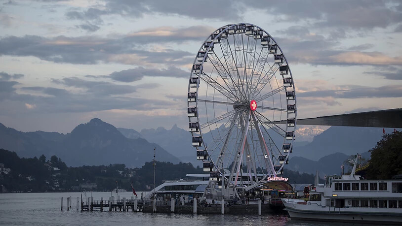 Publikumsmagnet und Fotosujet: Das "Swisswheel", das grösste Schweizer Riesenrad, an der Luzerner Herbstmesse, die am Wochenende zu Ende gegangen ist.