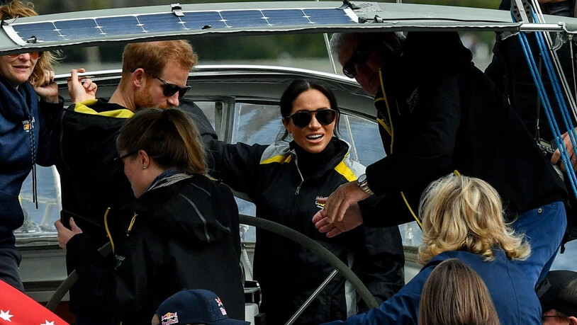 Prinz Harry und die schwangere Herzogin Meghan stiegen auf ein Boot, um einen Segel-Wettkampf im Hafen von Sydney aus der Nähe verfolgen zu können.