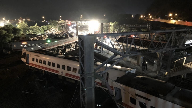 Die Wagen liegen kreuz und quer über den Geleisen: Bei einem Zugunglück im Osten Taiwans sind mindestens 18 Menschen ums Leben gekommen.