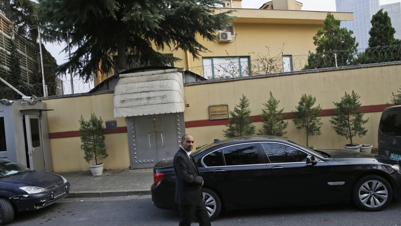 Ein Sicherheitsmann am Sonntag vor dem saudiarabischen Konsulat in Istanbul, wo Jamal Kashoggi vor bald drei Wochen zu Tode kam.