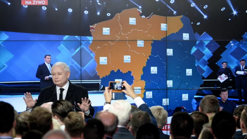 PiS-Parteichef Jaroslaw Kaczynski spricht am Sonntagabend in Warschau zu Wählern.