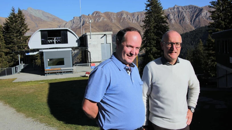 Gemeindepräsident Stefan Schmid (links) und Robert Berni, der VR-Präsident der Sportbahnen Vals AG vor den Valser Bahnen.