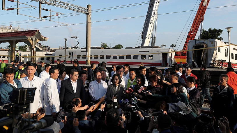 Taiwans Präsidentin Tsai Ing-wen besucht die Stelle des verheerenden Bahnunglücks - der Lokführer hatte vor dem Unfall Bremsprobleme gemeldet.