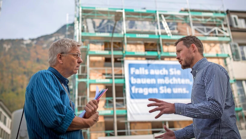 «Demokratisch beschlossen»: Der Glarner Vize-Gemeindepräsident Markus Schnyder (rechts) erklärt im Gespräch mit Redaktor Fridolin Rast die Pläne mit dem neuen Parkierkonzept.