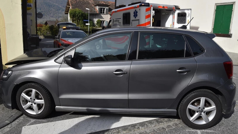 Das Auto wurde von der Wucht des Aufpralls in eine Hausecke geschleudert.