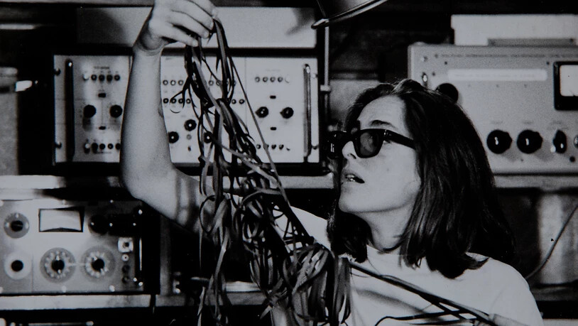 Im Digitalzeitalter erscheint das Schneiden von Tonbändern (Bild: Beatrize Ferreyra 1967) für Radiosendungen als exotische Kunstform.