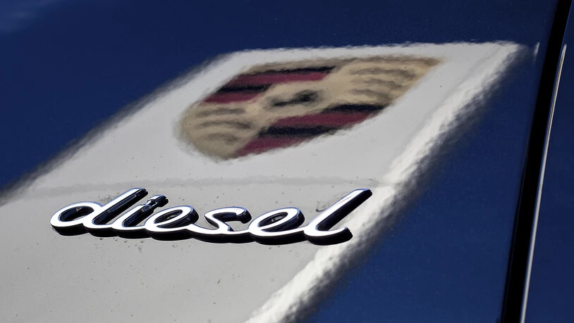 Die VW-Dachgesellschaft Porsche SE ist von einem Gericht in Stuttgart wegen des VW-Dieselskandals zu Schadenersatz verurteilt worden. Das Unternehmen soll die Anleger zu spät informiert haben. (Archiv)
