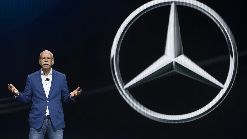 Der Mercedes-Stern glänzt deutlich weniger: Daimler-Chef Dieter Zetsche muss einen Gewinneinbruch verkünden. (Archiv)