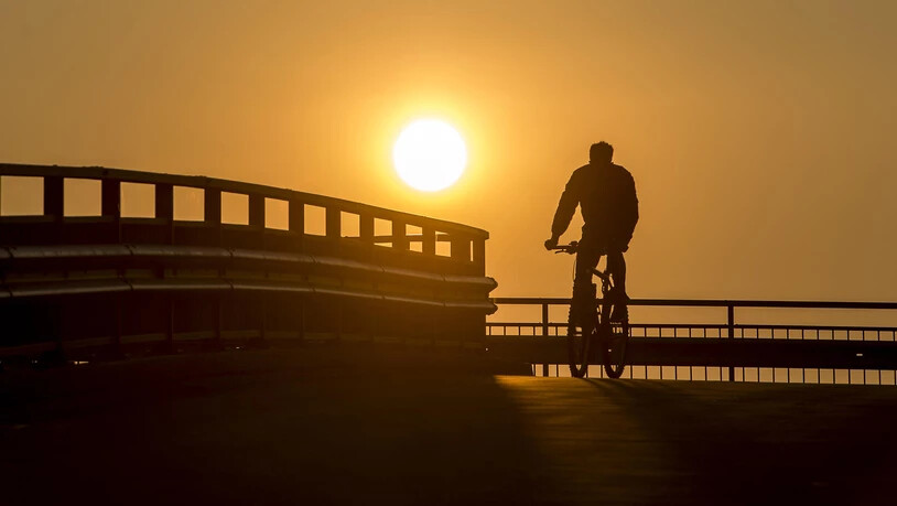 Ein Radfahrer fährt über eine Brücke in Felsberg dem Paradies entgegen.