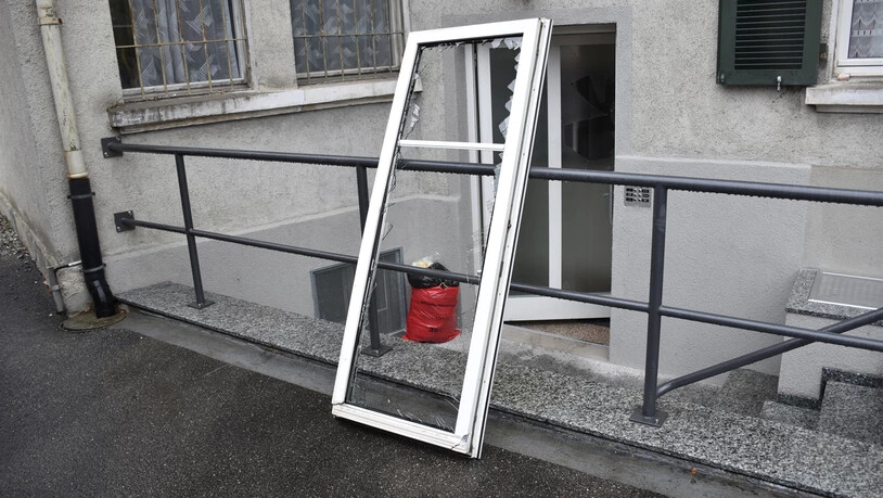 Die beiden Männer beschädigten dieses Fenster.