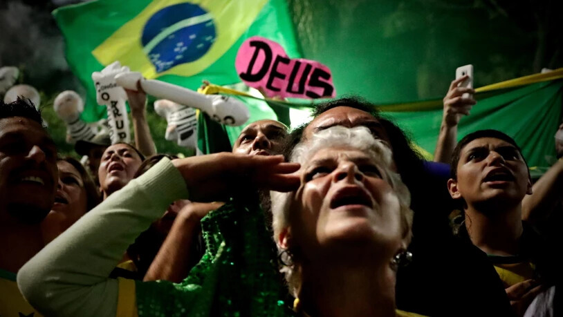 Anhänger Jair Bolsonaros feiern seinen Wahlsieg. (Bild: Fernando Bizerra/EPA)