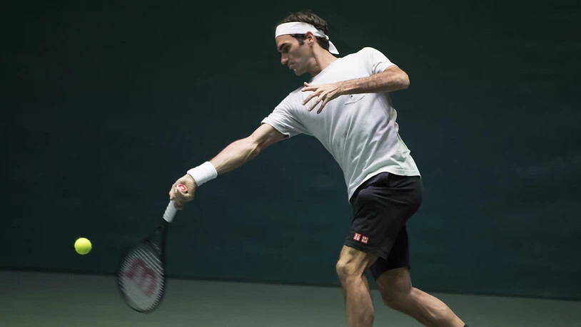 Roger Federer freundet sich in Paris-Bercy im Training mit der Unterlage an