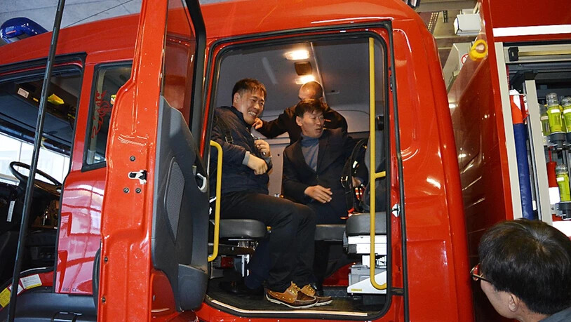 Soo chan Ra, Field Operations Division beim Feuer- und Katastrophenhilfsdienst in Seoul, Südkorea, das erste Mal in seinem Leben in einem Glarner Feuerwehrauto