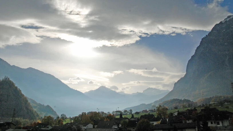 Föhnstimmung über dem Glarner Mittelland gestern Sonntag