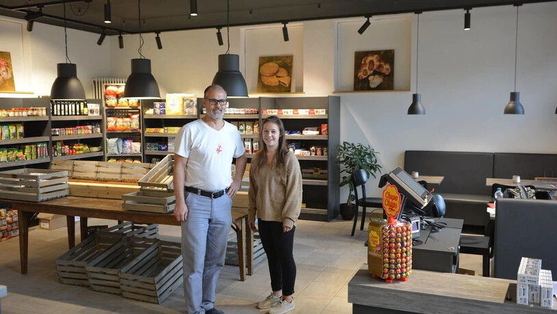 Ab heute füllen Hans Jenny und Ladenleiterin Linda Hefti die Holzkisten in der Ladenmitte täglich mit frischem Obst und Gemüse.