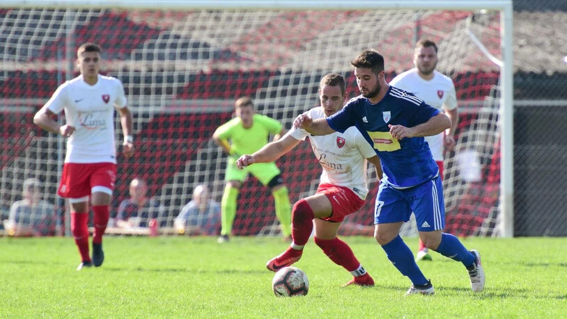 Unterschiedliche Ausgangslage: Während sich Kevin Federspiel (rechts) mit dem FC Schmerikon bei Saisonhälfte in der Poleposition befindet, muss Roman Eicher (hinten) mit dem FC Uznach in der Rückrunde Boden gutmachen.
