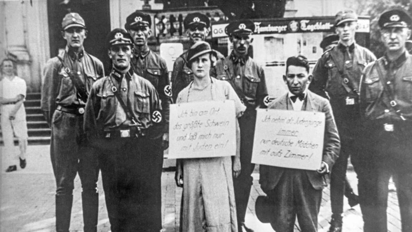 Im Rahmen von den im November 1938 vom Naziregime in ganz Deutschland organisierten Gewalttaten wurden etwa in Hamburg Juden verfolgt, verschleppt und zur Schau gestellt. (Archivbild)