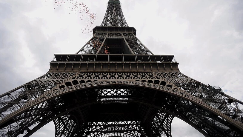 Ein Element der Originaltreppe des Eiffelturms wird versteigert.