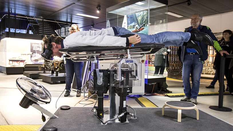 Skeletonfahrer und dreifacher Weltmeister Gregor Stähli testet den Skeleton-Simulator an der Eröffnung der Bob-Tage im Verkehrshaus in Luzern.