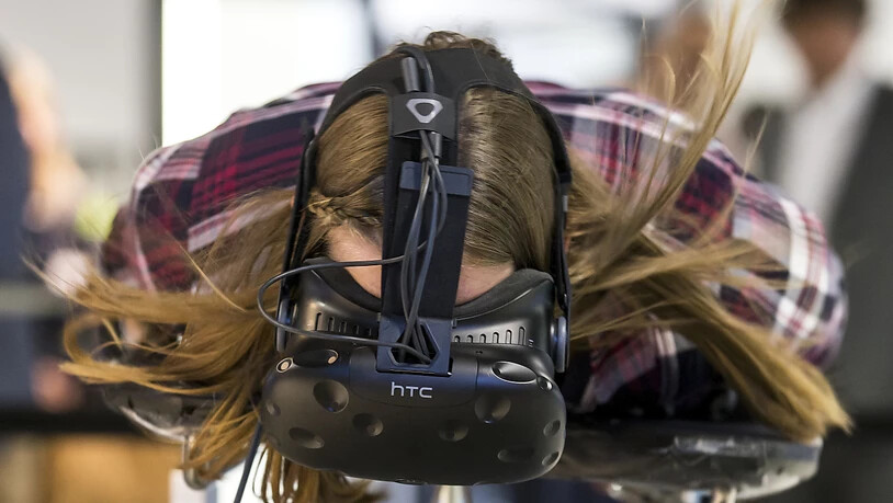 Eine Besucherin testet den Skeleton-Simulator mit der Virtual-Reality-Brille.