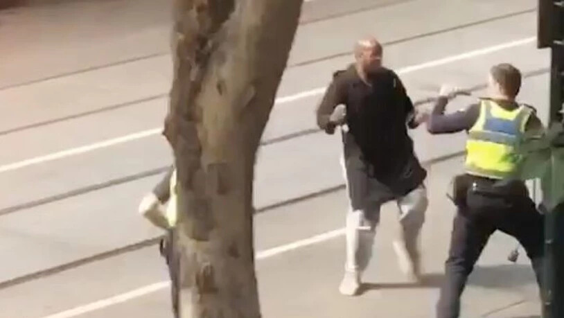 Ein Sceenshot eines Handyvideos zeigt den Angriff auf einen Polizisten.