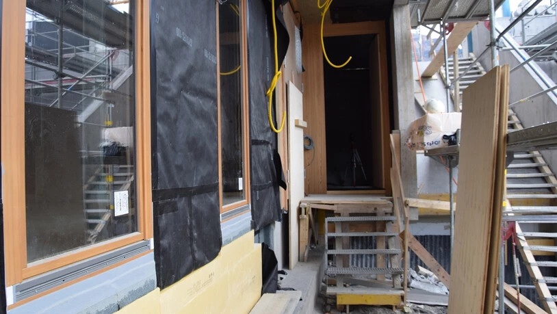 Der 40-Jährige stürzte derart unglücklich vom Gerüst, dass er sich den Unterschenkel brach.