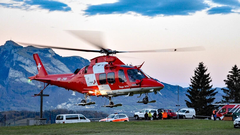 Die Rega sucht mit einem Helikopter nach der vermissten Frau.
