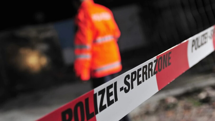 Die Polizei vermutet, dass sich die Frau bei einem Absturz tödliche Verletzungen zugezogen hat.